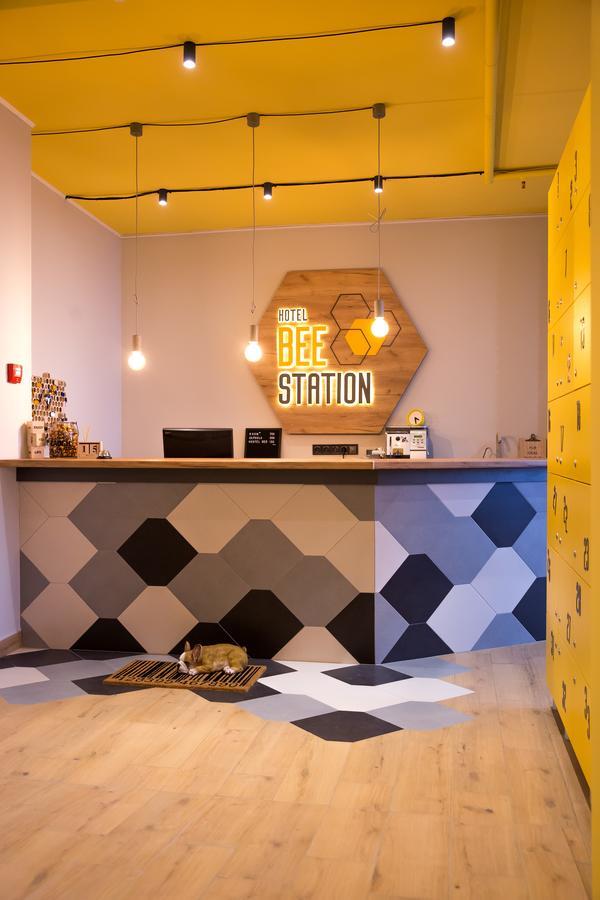Hotel Bee Station Киев Экстерьер фото